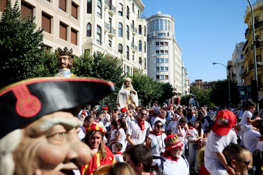 Fotos de la salida de la Comparsa de Gigantes y Cabezudos este 6 de julio de San Fermín 2026