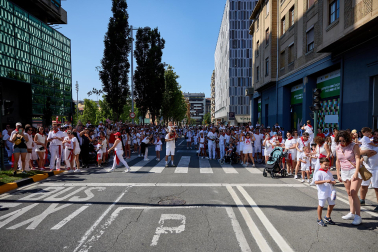 Fotos de la salida de la Comparsa de Gigantes y Cabezudos este 6 de julio de San Fermín 2026