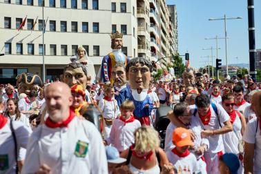 Fotos de la salida de la Comparsa de Gigantes y Cabezudos este 6 de julio de San Fermín 2026
