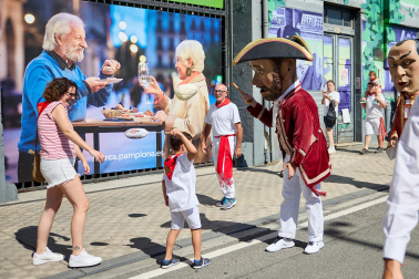 Fotos de la salida de la Comparsa de Gigantes y Cabezudos este 6 de julio de San Fermín 2026