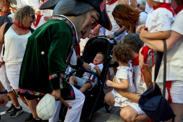 Fotos de la salida de la Comparsa de Gigantes y Cabezudos este 6 de julio de San Fermín 2026