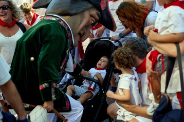 Fotos de la salida de la Comparsa de Gigantes y Cabezudos este 6 de julio de San Fermín 2026