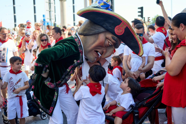 Fotos de la salida de la Comparsa de Gigantes y Cabezudos este 6 de julio de San Fermín 2026