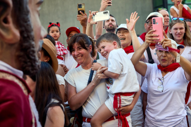 Fotos de la salida de la Comparsa de Gigantes y Cabezudos este 6 de julio de San Fermín 2026