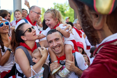 Fotos de la salida de la Comparsa de Gigantes y Cabezudos este 6 de julio de San Fermín 2026