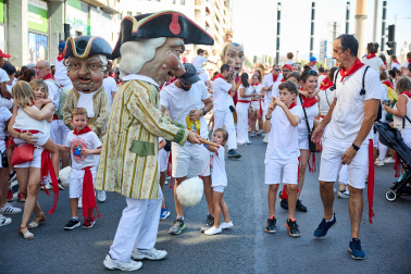 Fotos de la salida de la Comparsa de Gigantes y Cabezudos este 6 de julio de San Fermín 2026