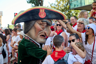 Fotos de la salida de la Comparsa de Gigantes y Cabezudos este 6 de julio de San Fermín 2026