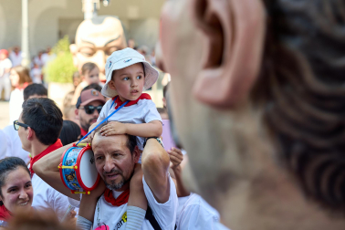Fotos de la salida de la Comparsa de Gigantes y Cabezudos este 6 de julio de San Fermín 2026