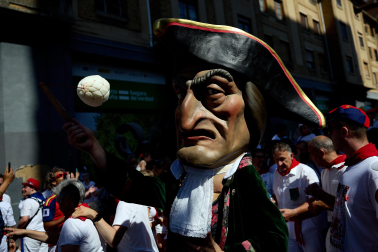 Fotos de la salida de la Comparsa de Gigantes y Cabezudos este 6 de julio de San Fermín 2026