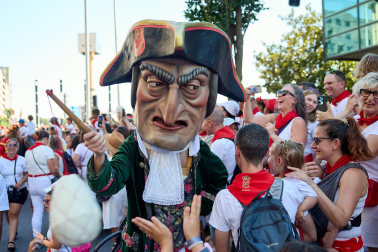 Fotos de la salida de la Comparsa de Gigantes y Cabezudos este 6 de julio de San Fermín 2026