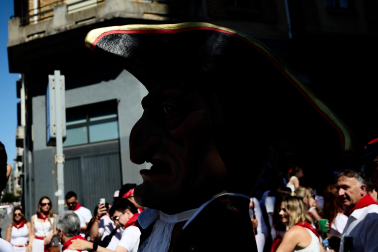Fotos de la salida de la Comparsa de Gigantes y Cabezudos este 6 de julio de San Fermín 2026