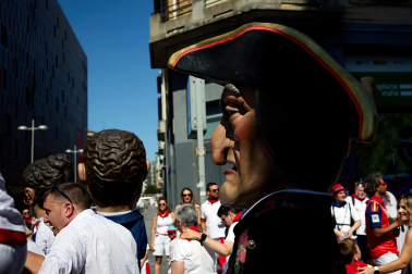 Fotos de la salida de la Comparsa de Gigantes y Cabezudos este 6 de julio de San Fermín 2026