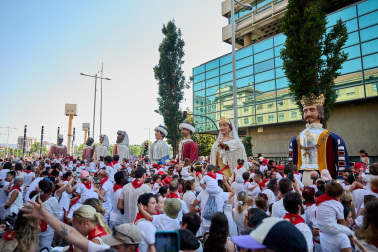 Fotos de la salida de la Comparsa de Gigantes y Cabezudos este 6 de julio de San Fermín 2026