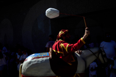 Fotos de la salida de la Comparsa de Gigantes y Cabezudos este 6 de julio de San Fermín 2026