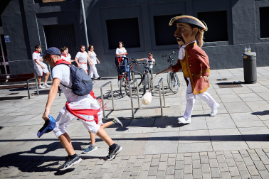 Fotos de la salida de la Comparsa de Gigantes y Cabezudos este 6 de julio de San Fermín 2026