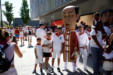 Fotos de la salida de la Comparsa de Gigantes y Cabezudos este 6 de julio de San Fermín 2026