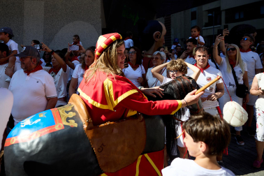 Fotos de la salida de la Comparsa de Gigantes y Cabezudos este 6 de julio de San Fermín 2026