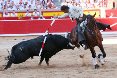 Fotos de la salida de la Comparsa de Gigantes y Cabezudos este 6 de julio de San Fermín 2026