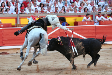 Fotos de la salida de la Comparsa de Gigantes y Cabezudos este 6 de julio de San Fermín 2026