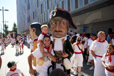Fotos de la salida de la Comparsa de Gigantes y Cabezudos este 6 de julio de San Fermín 2026