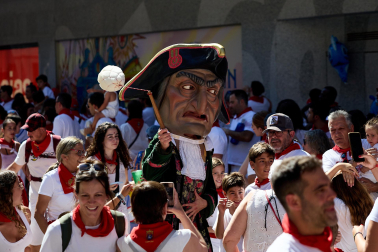 Fotos de la salida de la Comparsa de Gigantes y Cabezudos este 6 de julio de San Fermín 2026