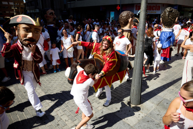 Fotos de la salida de la Comparsa de Gigantes y Cabezudos este 6 de julio de San Fermín 2026