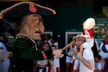 Fotos de la salida de la Comparsa de Gigantes y Cabezudos este 6 de julio de San Fermín 2026