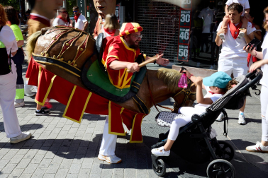 Fotos de la salida de la Comparsa de Gigantes y Cabezudos este 6 de julio de San Fermín 2026