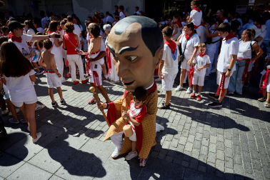 Fotos de la salida de la Comparsa de Gigantes y Cabezudos este 6 de julio de San Fermín 2026