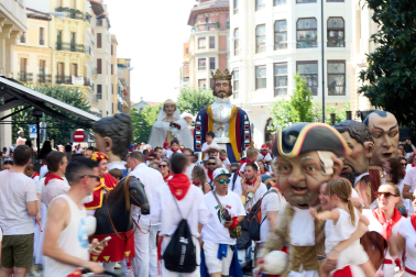 Fotos de la salida de la Comparsa de Gigantes y Cabezudos este 6 de julio de San Fermín 2026
