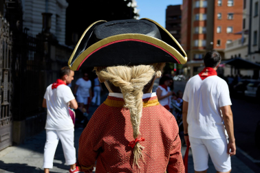 Fotos de la salida de la Comparsa de Gigantes y Cabezudos este 6 de julio de San Fermín 2026