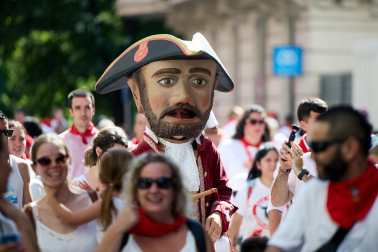 Fotos de la salida de la Comparsa de Gigantes y Cabezudos este 6 de julio de San Fermín 2026