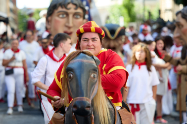 Fotos de la salida de la Comparsa de Gigantes y Cabezudos este 6 de julio de San Fermín 2026