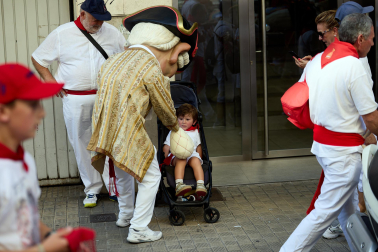 Fotos de la salida de la Comparsa de Gigantes y Cabezudos este 6 de julio de San Fermín 2026