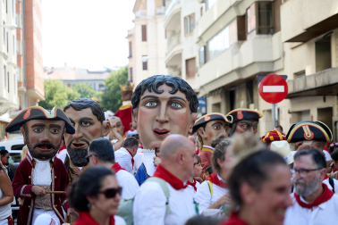 Fotos de la salida de la Comparsa de Gigantes y Cabezudos este 6 de julio de San Fermín 2026