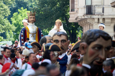 Fotos de la salida de la Comparsa de Gigantes y Cabezudos este 6 de julio de San Fermín 2026