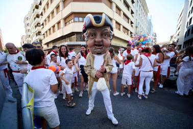 Fotos de la salida de la Comparsa de Gigantes y Cabezudos este 6 de julio de San Fermín 2026