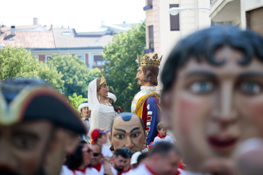 Fotos de la salida de la Comparsa de Gigantes y Cabezudos este 6 de julio de San Fermín 2026