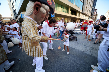 Fotos de la salida de la Comparsa de Gigantes y Cabezudos este 6 de julio de San Fermín 2026