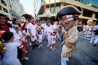 Fotos de la salida de la Comparsa de Gigantes y Cabezudos este 6 de julio de San Fermín 2026