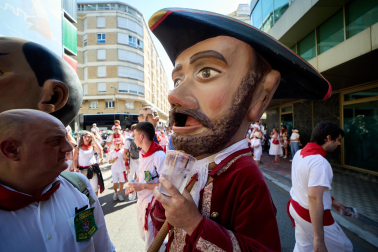 Fotos de la salida de la Comparsa de Gigantes y Cabezudos este 6 de julio de San Fermín 2026