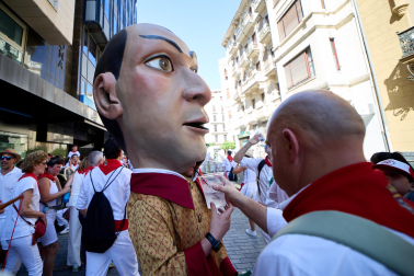 Fotos de la salida de la Comparsa de Gigantes y Cabezudos este 6 de julio de San Fermín 2026