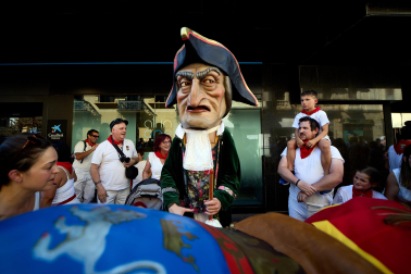 Fotos de la salida de la Comparsa de Gigantes y Cabezudos este 6 de julio de San Fermín 2026