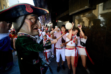 Fotos de la salida de la Comparsa de Gigantes y Cabezudos este 6 de julio de San Fermín 2026