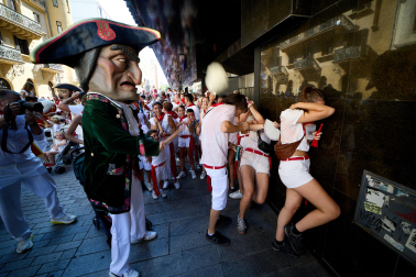 Fotos de la salida de la Comparsa de Gigantes y Cabezudos este 6 de julio de San Fermín 2026