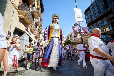 Fotos de la salida de la Comparsa de Gigantes y Cabezudos este 6 de julio de San Fermín 2026