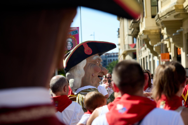 Fotos de la salida de la Comparsa de Gigantes y Cabezudos este 6 de julio de San Fermín 2026