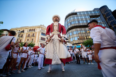 Fotos de la salida de la Comparsa de Gigantes y Cabezudos este 6 de julio de San Fermín 2026