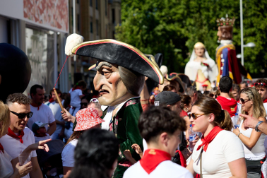 Fotos de la salida de la Comparsa de Gigantes y Cabezudos este 6 de julio de San Fermín 2026