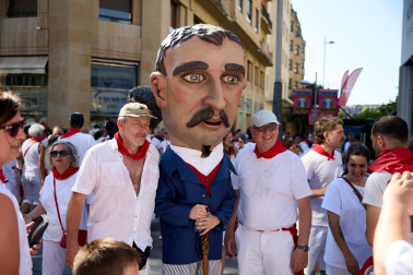 Fotos de la salida de la Comparsa de Gigantes y Cabezudos este 6 de julio de San Fermín 2026
